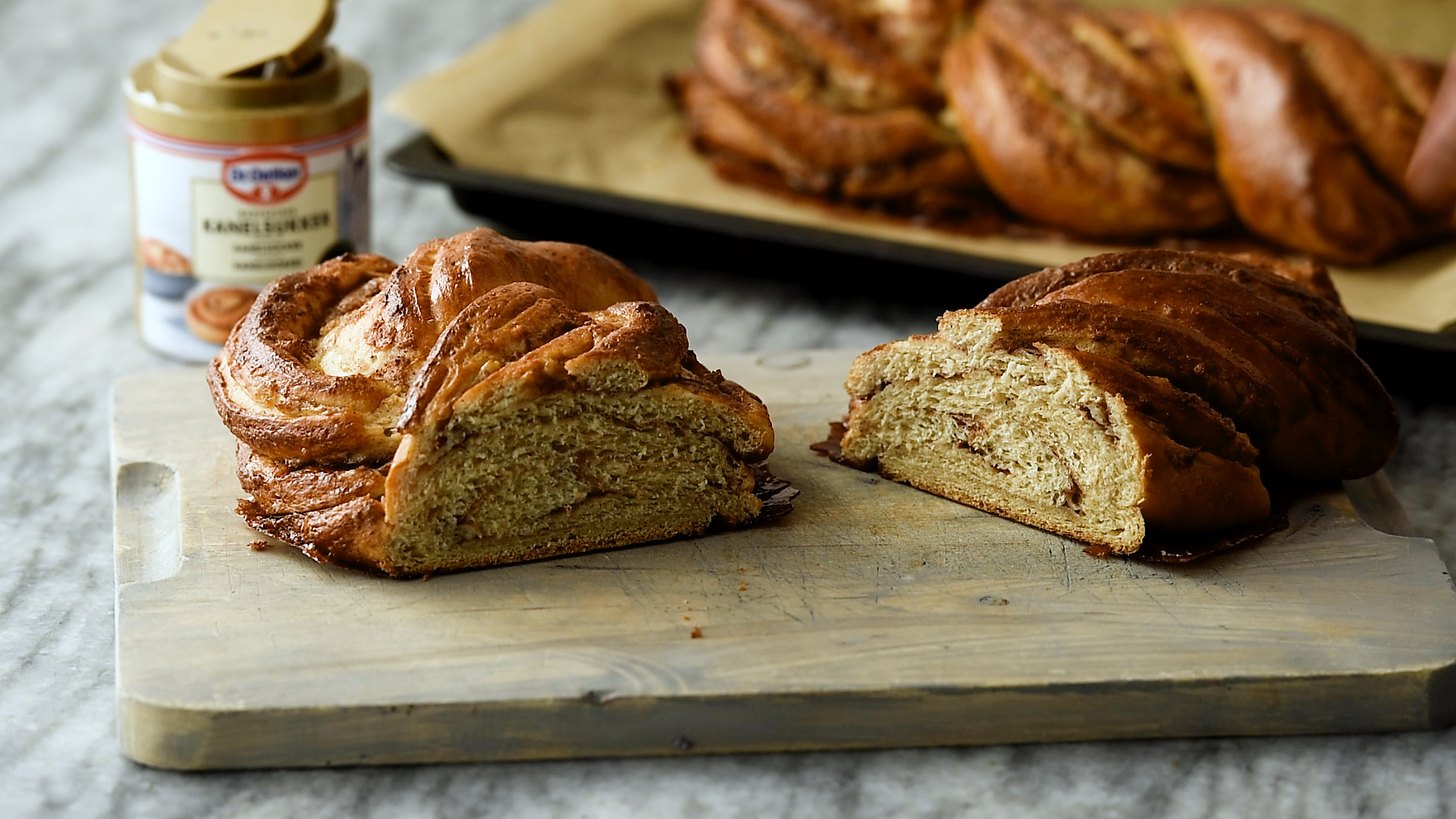 Snoet kanelbrød med kagecreme