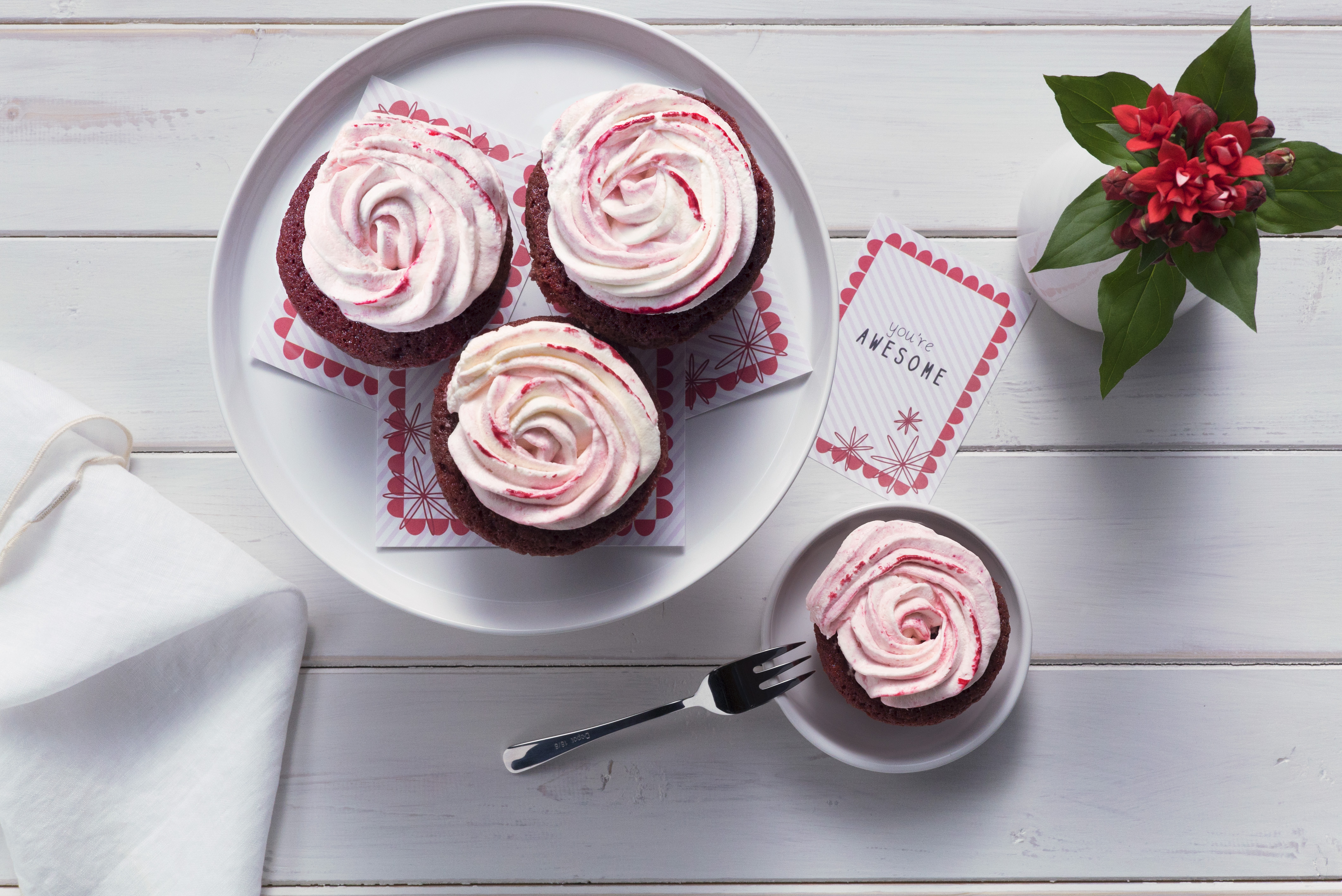 Chokolademuffins med jordbær-rabarbermousse